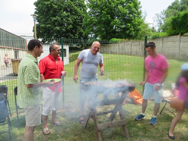 Les hommes assurent au barbecue ! Barbecue juin 2015