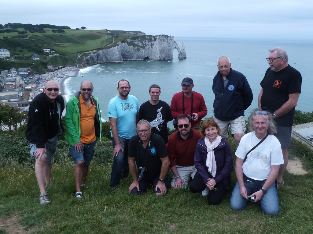 Le groupe au complet à Etretat