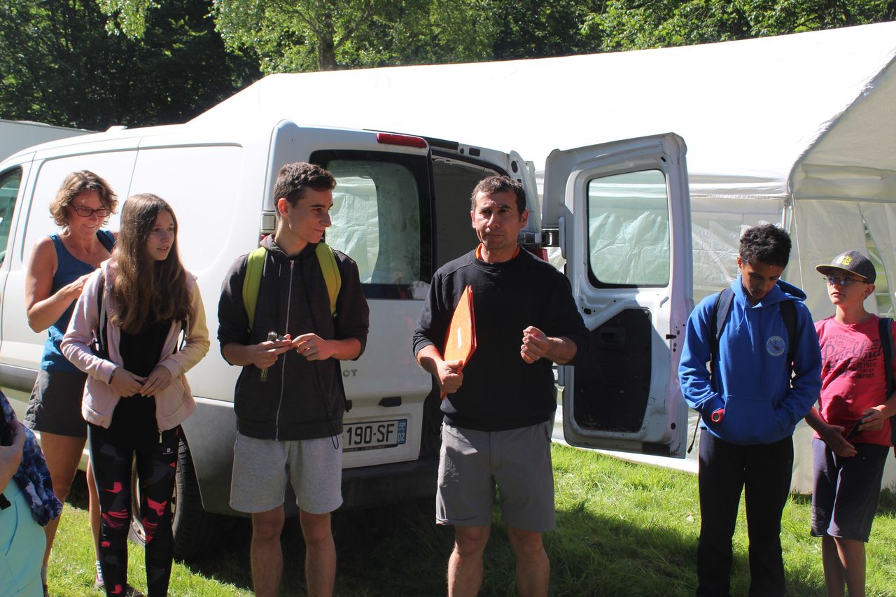 Présentation du jeu de piste par Francesco, aidé par Paolo et Françoise.