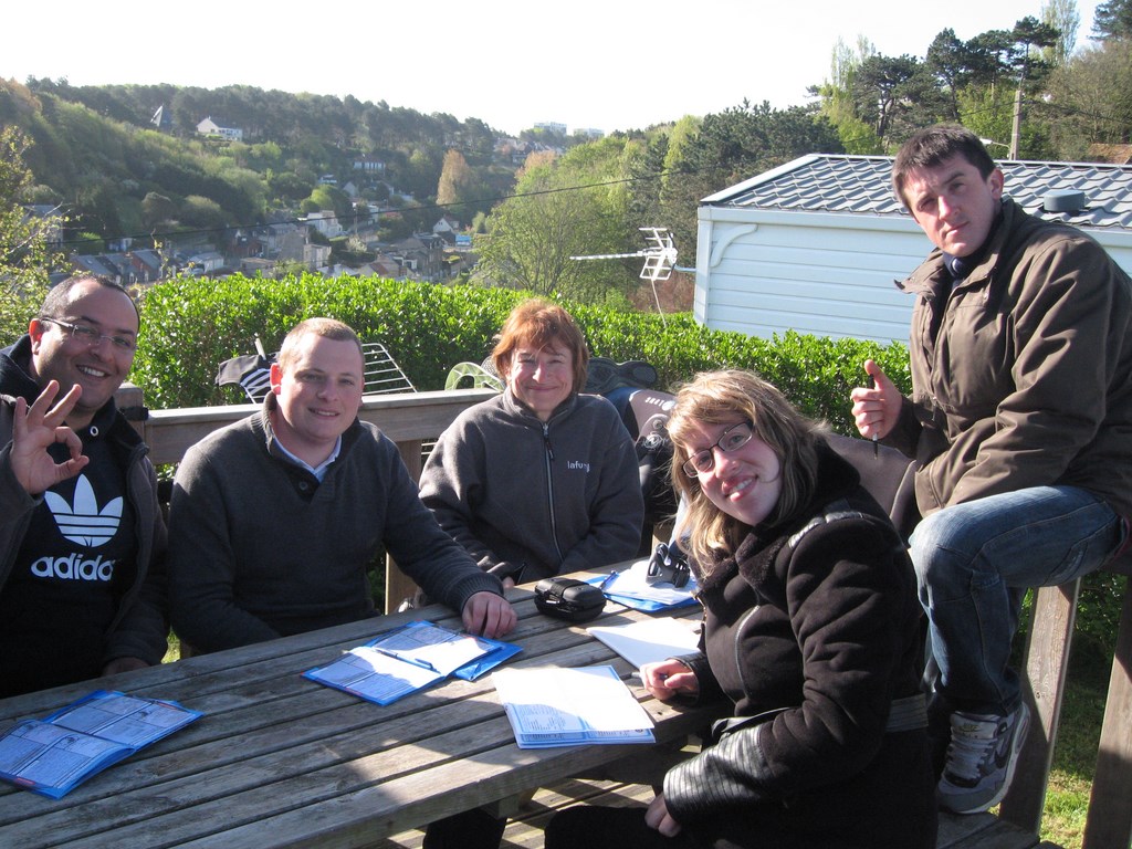 Le Quintet N1 remplissant leurs carnets de plongée