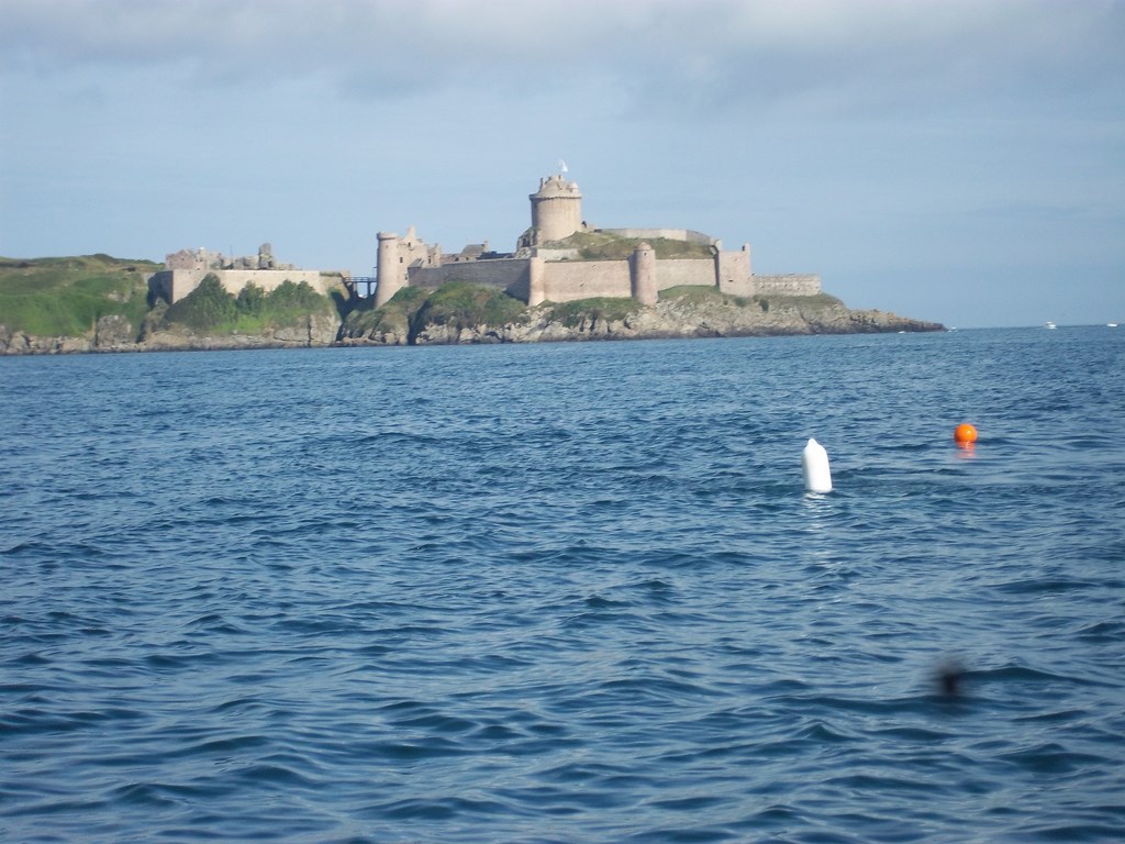 Notre mouillage sur le Laplace devant Fort Lalatte